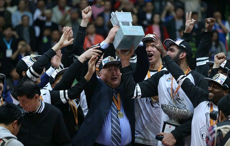 上海队轻取广东队，利拉德带队取胜