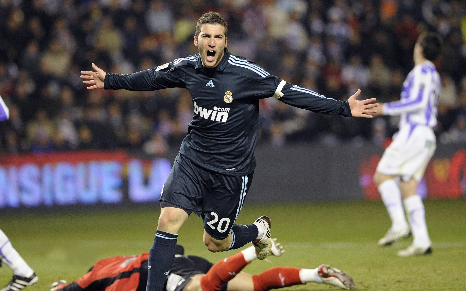 爱游戏官网-从萨内接管欧冠到日本压制几内亚，现代竞技的精密控制时代